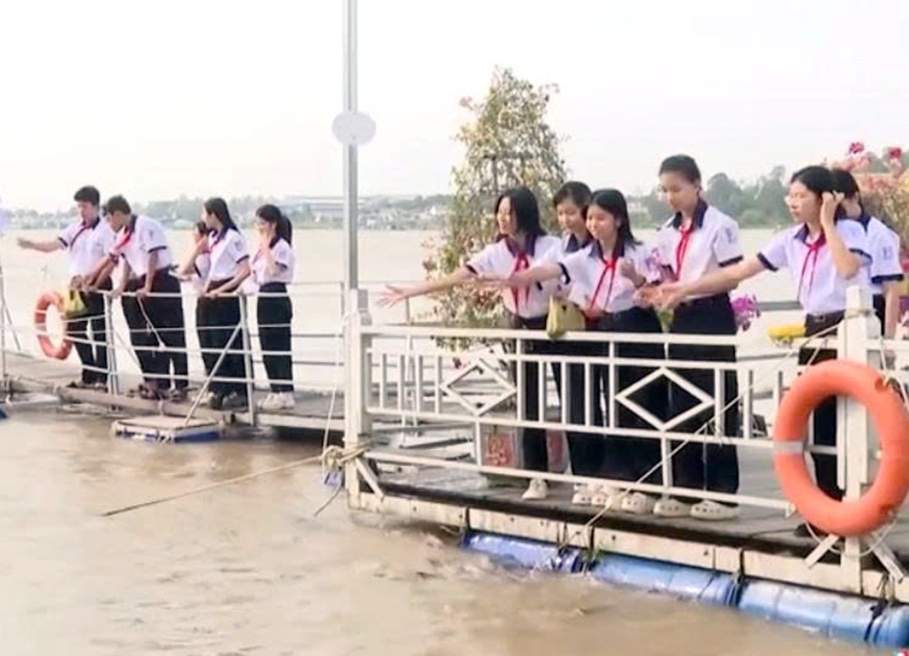 Một tiết học đặc biệt: Học sinh trường THCS An Thạnh khám phá môi trường trên sông trong môn Giáo dục địa phương